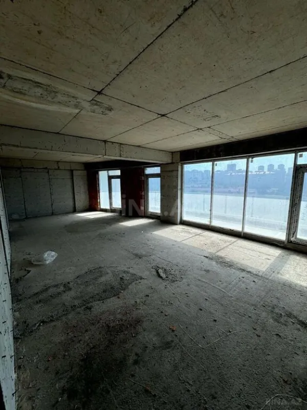 Satılır 4 otaqlı mənzil 239 m²