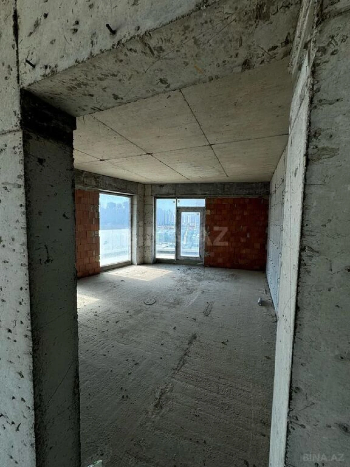 Satılır 4 otaqlı mənzil 239 m²