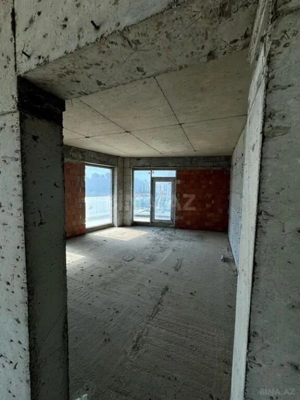 Satılır 4 otaqlı mənzil 239 m²