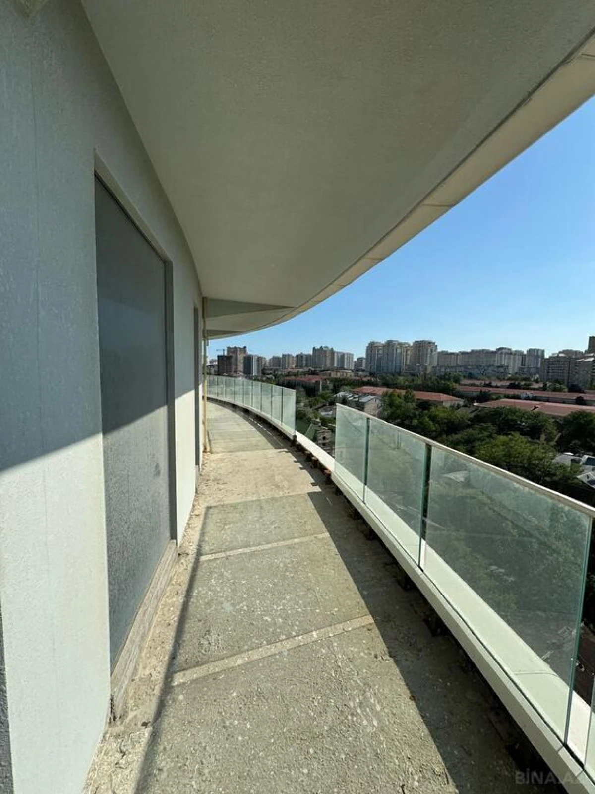 Satılır 4 otaqlı mənzil 239 m²