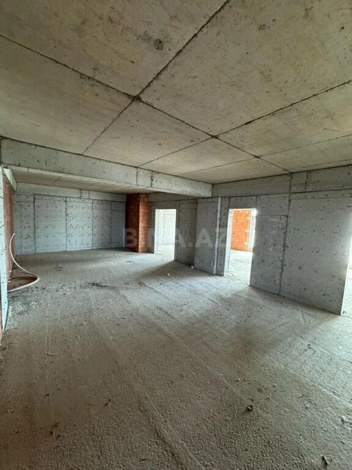 Satılır 4 otaqlı mənzil 239 m²