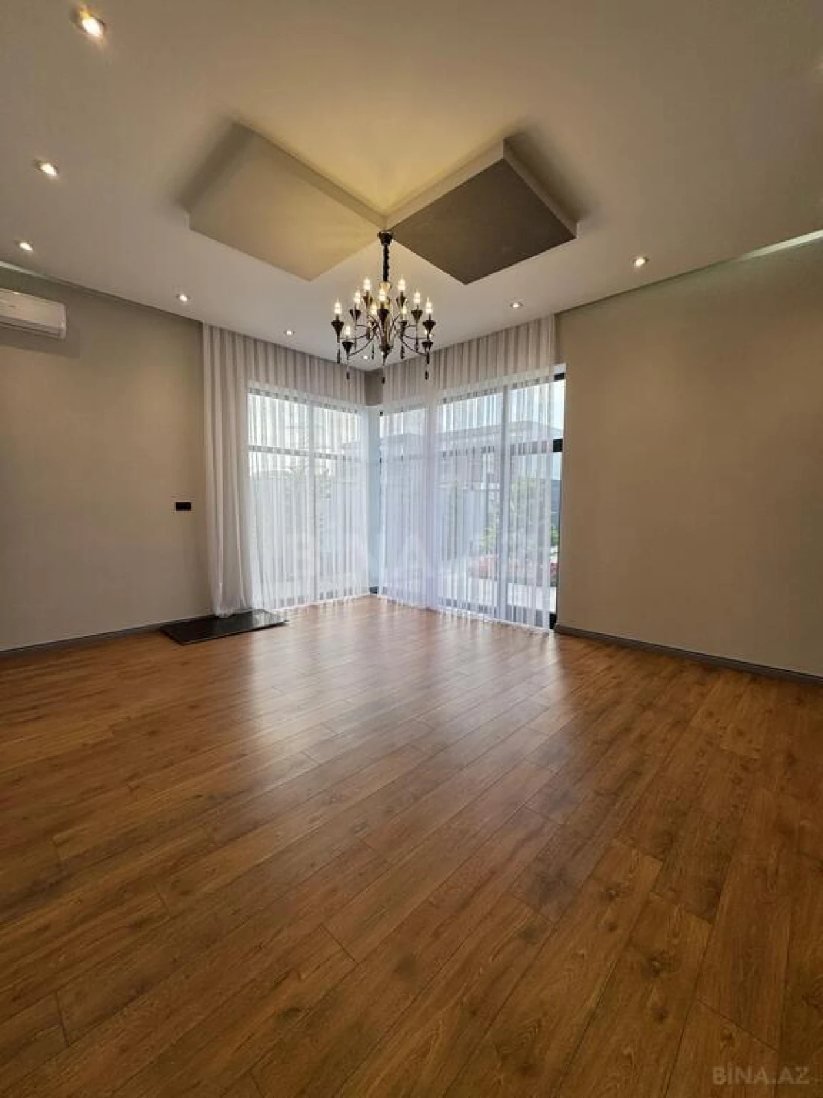 Satılır 5 otaqlı həyət evi 300 m²