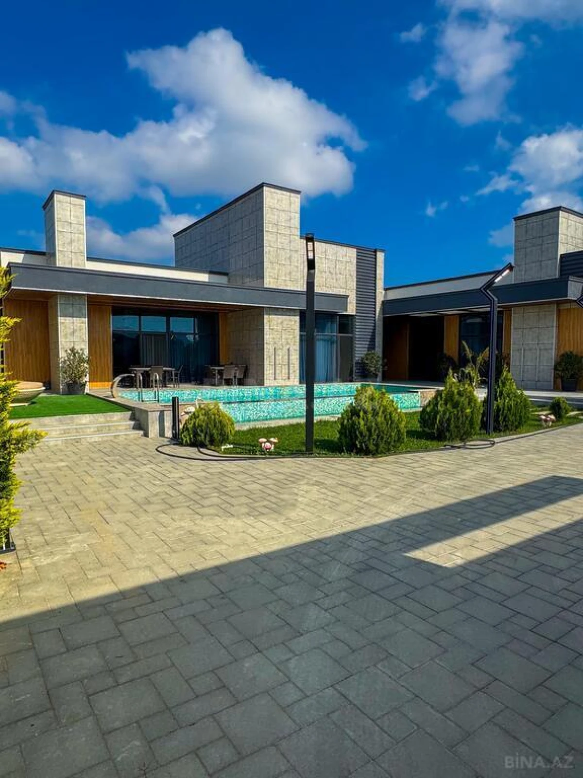 Satılır 5 otaqlı həyət evi 300 m²