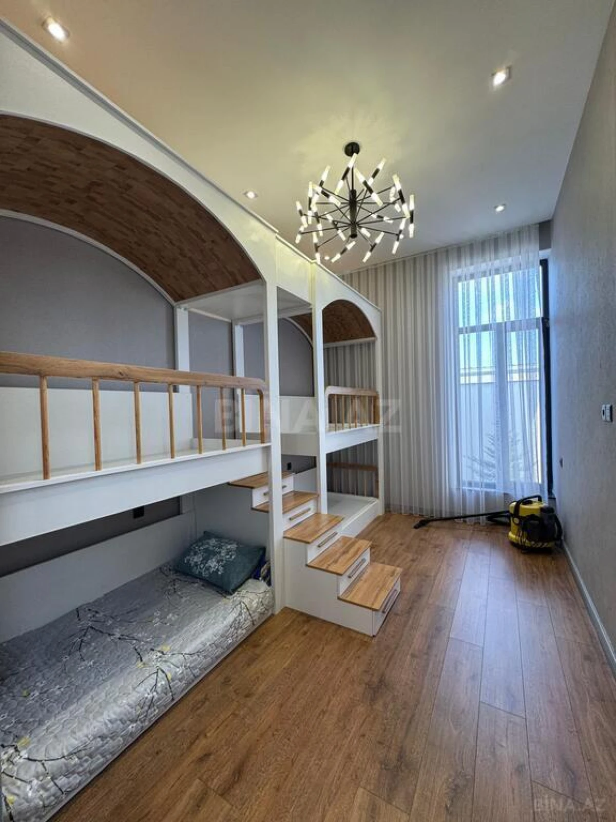 Satılır 5 otaqlı həyət evi 300 m²