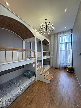 Satılır 5 otaqlı həyət evi 300 m²