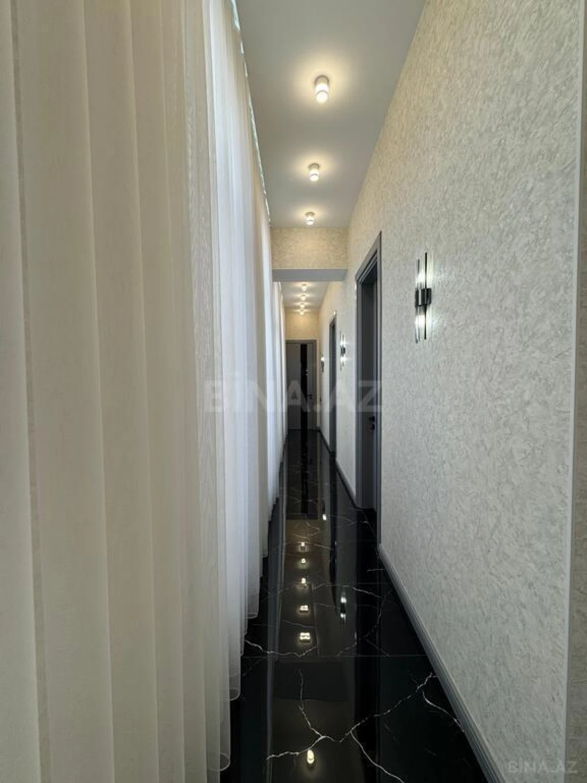Satılır 5 otaqlı həyət evi 300 m²