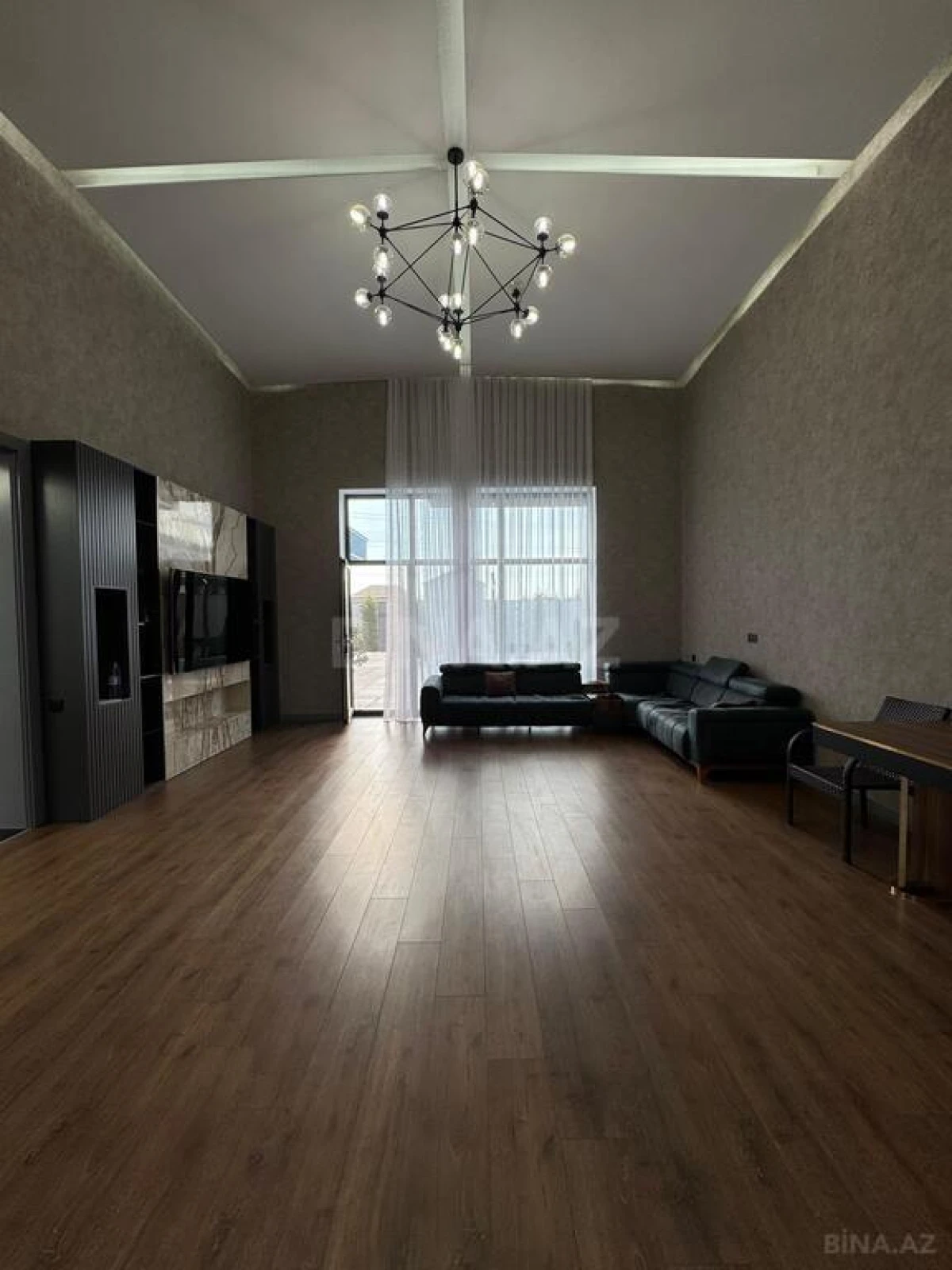Satılır 5 otaqlı həyət evi 300 m²