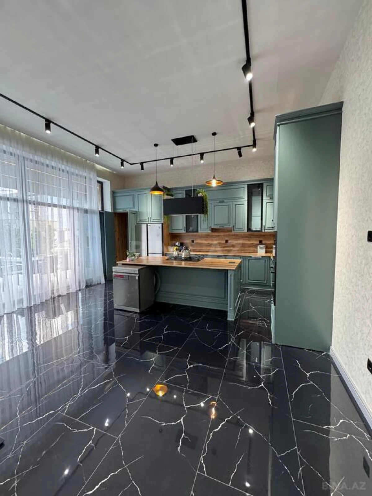 Satılır 5 otaqlı həyət evi 300 m²