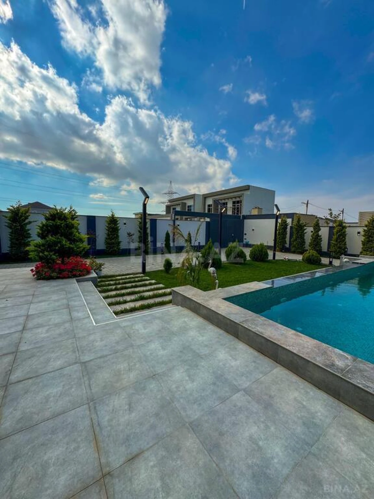 Satılır 5 otaqlı həyət evi 300 m²