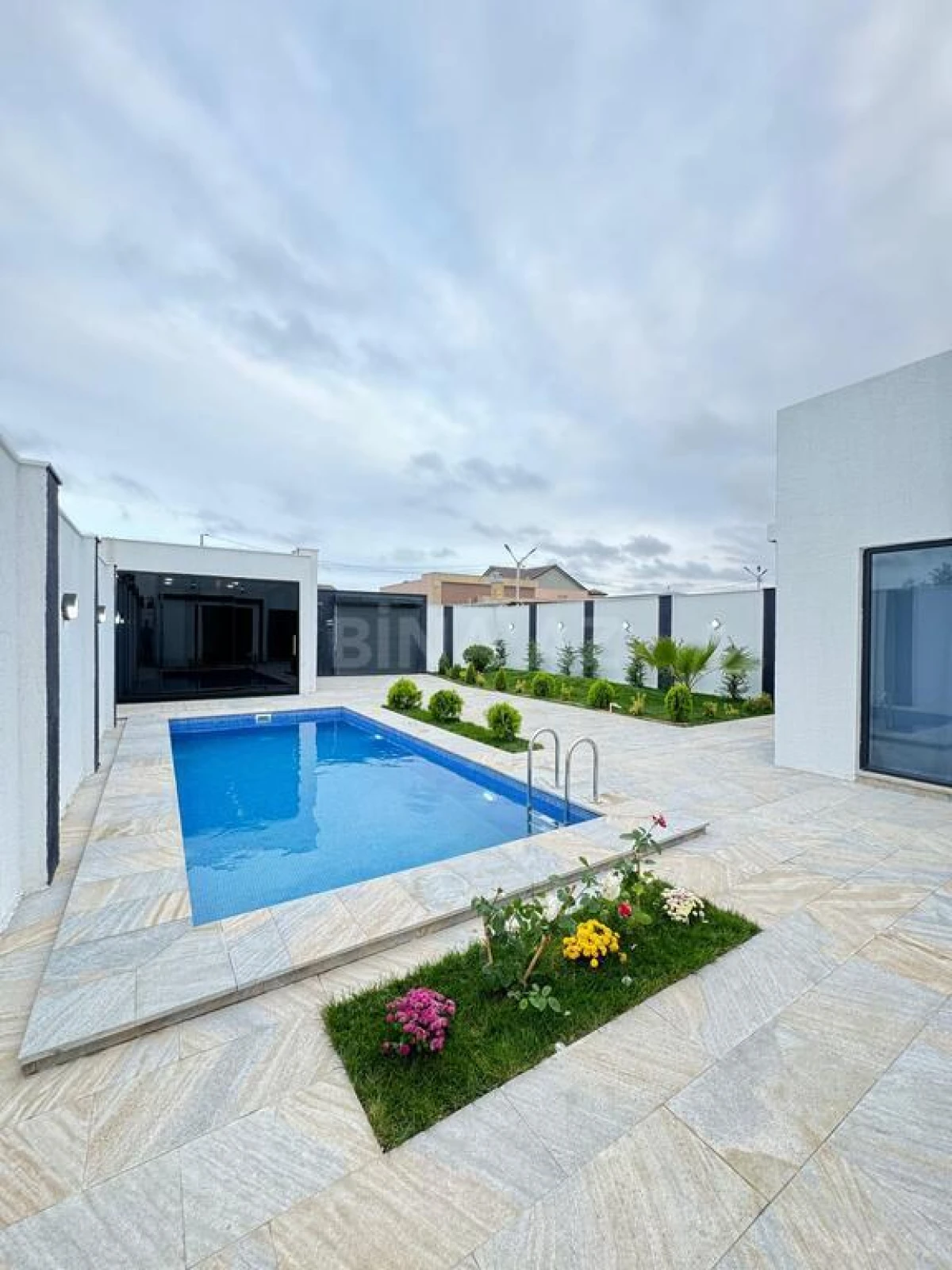 Satılır 4 otaqlı həyət evi 200 m²