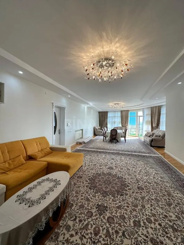 Satılır 3 otaqlı mənzil 220 m²