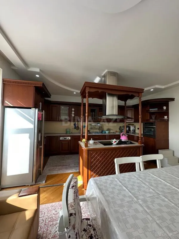 Satılır 3 otaqlı mənzil 220 m²