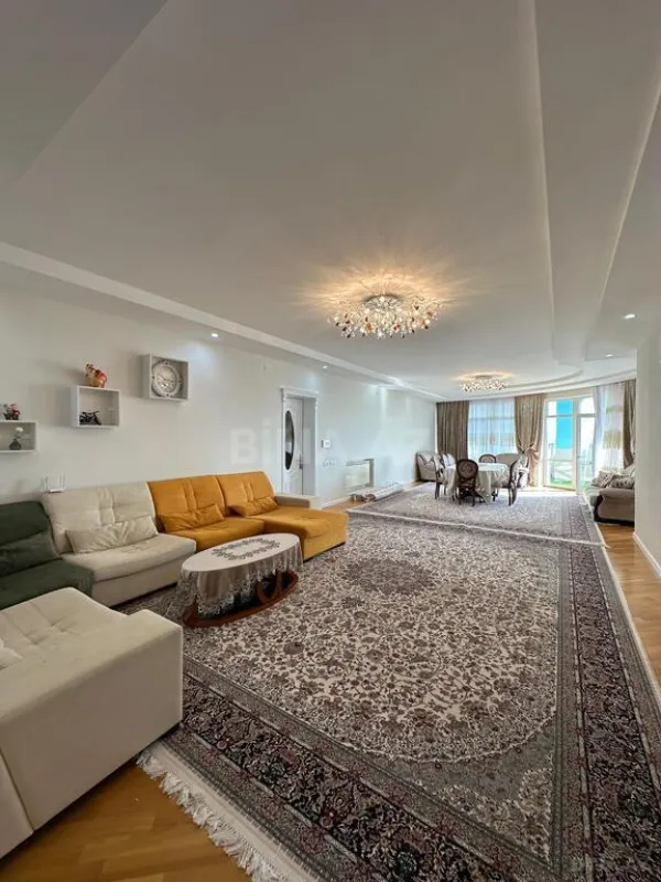 Satılır 3 otaqlı mənzil 220 m²