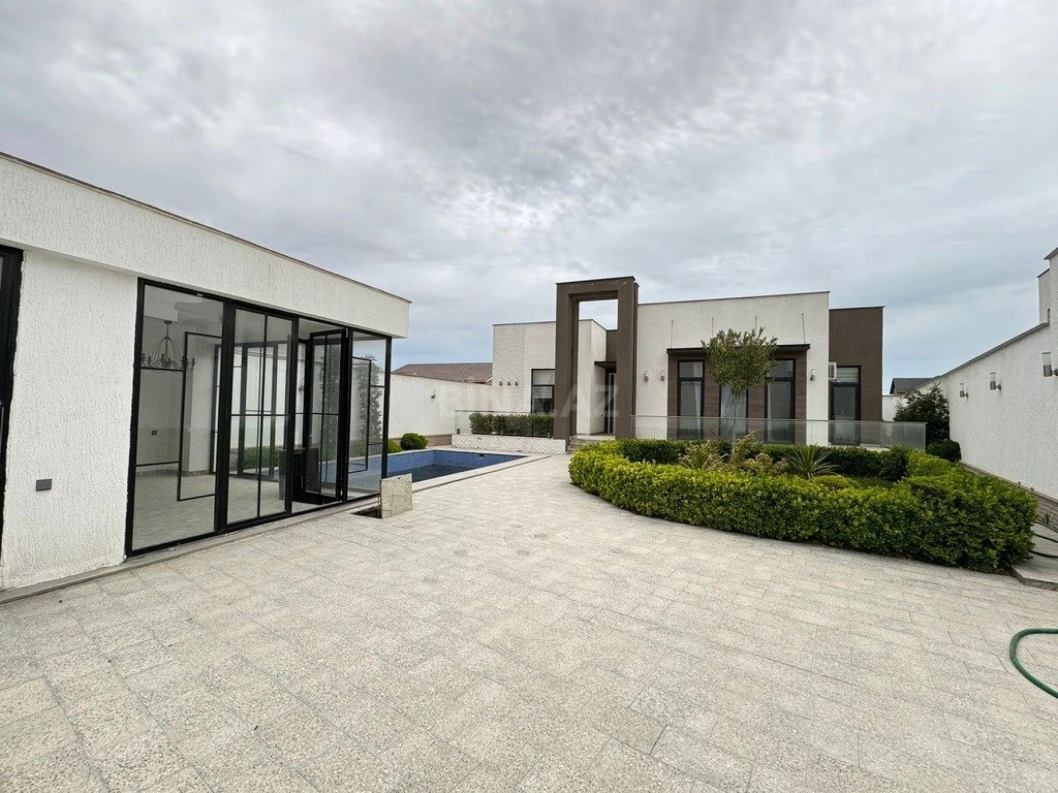 Kirayə verilir 5 otaqlı həyət evi 280 m²