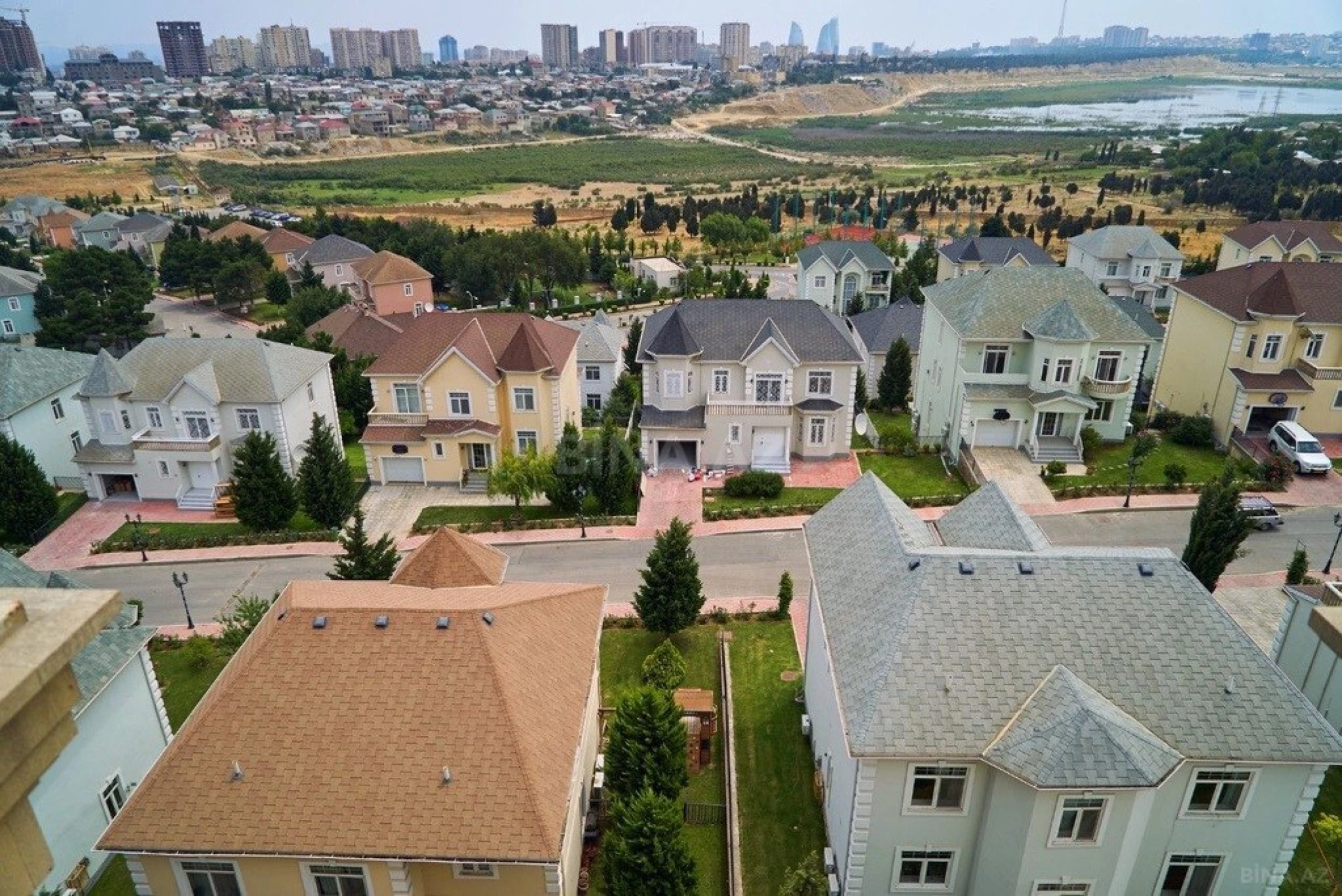 Satılır 7 otaqlı həyət evi 382 m²