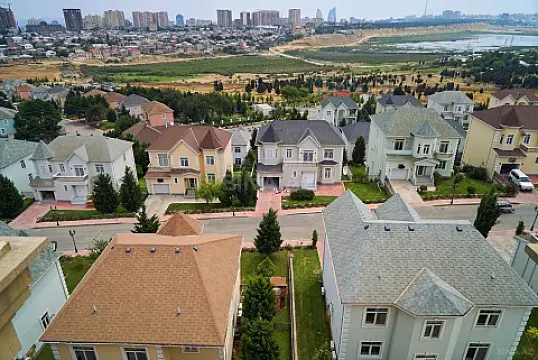 Satılır 7 otaqlı həyət evi 382 m²