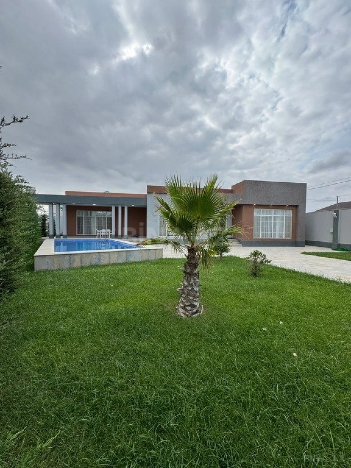 Satılır 5 otaqlı həyət evi 260 m²