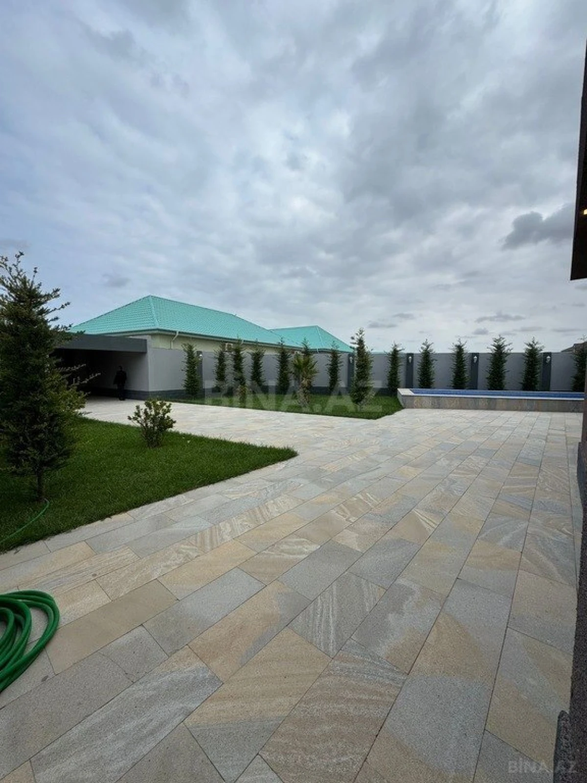 Satılır 5 otaqlı həyət evi 260 m²