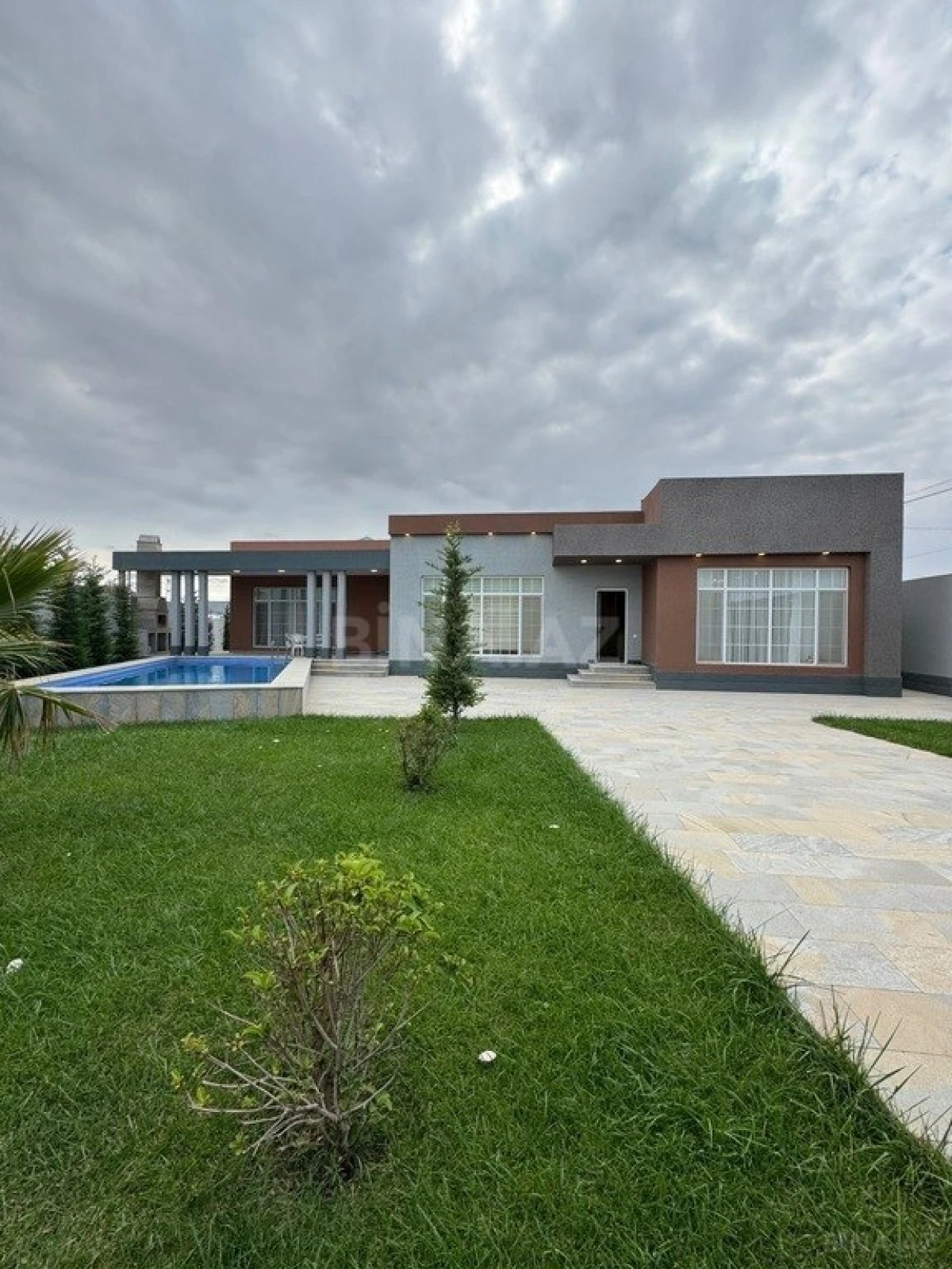 Satılır 5 otaqlı həyət evi 260 m²