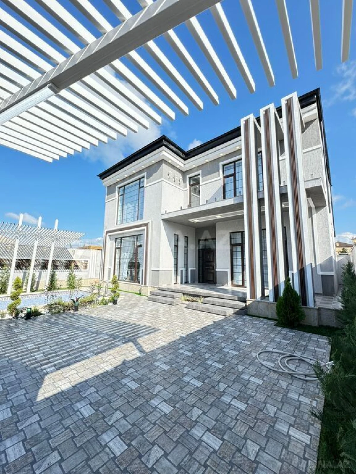 Satılır 5 otaqlı həyət evi 280 m²