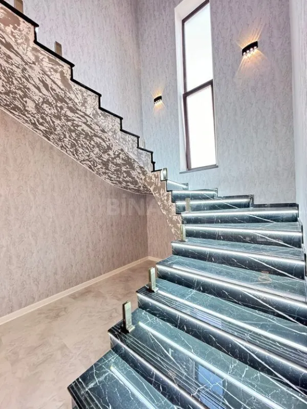 Satılır 5 otaqlı həyət evi 280 m²