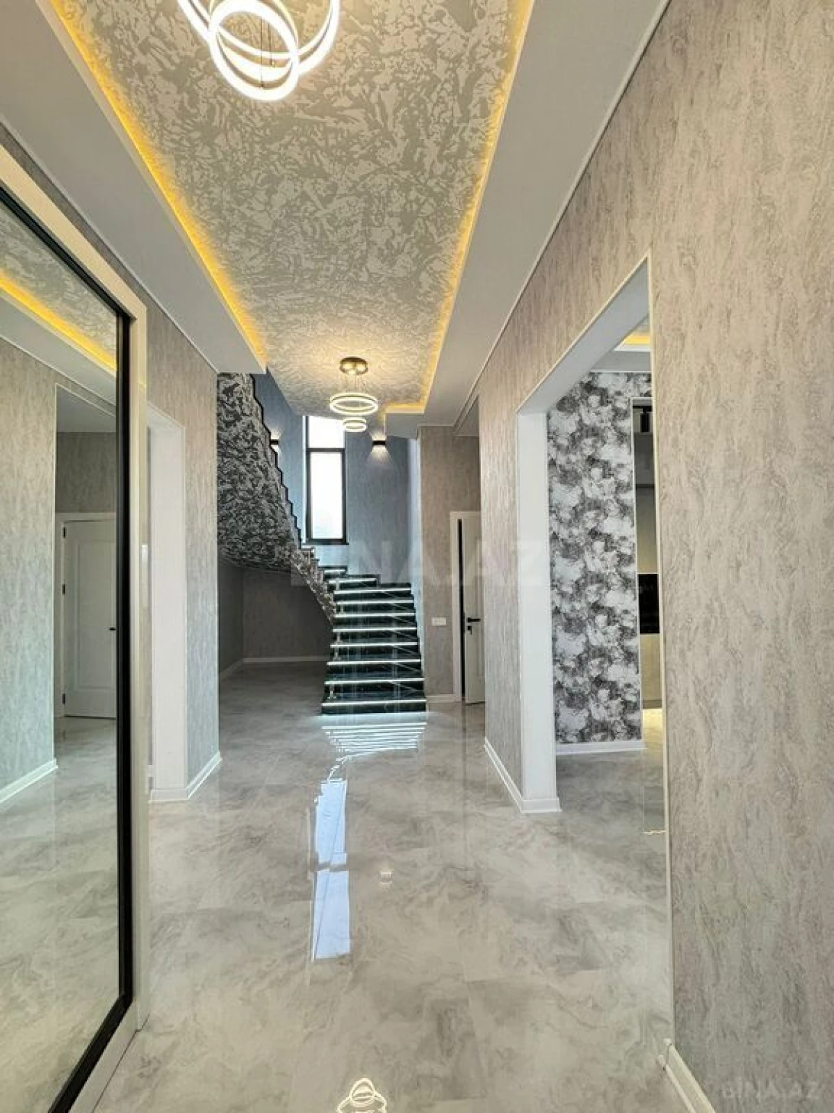 Satılır 5 otaqlı həyət evi 280 m²