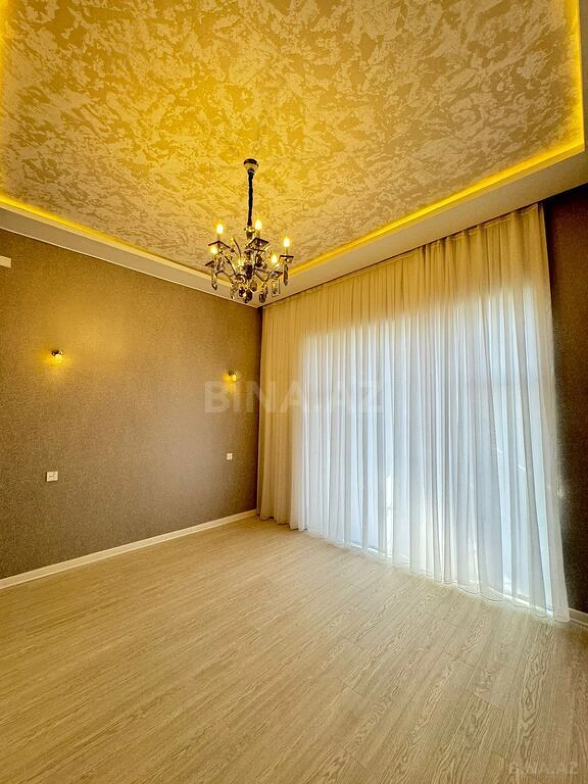 Satılır 5 otaqlı həyət evi 280 m²