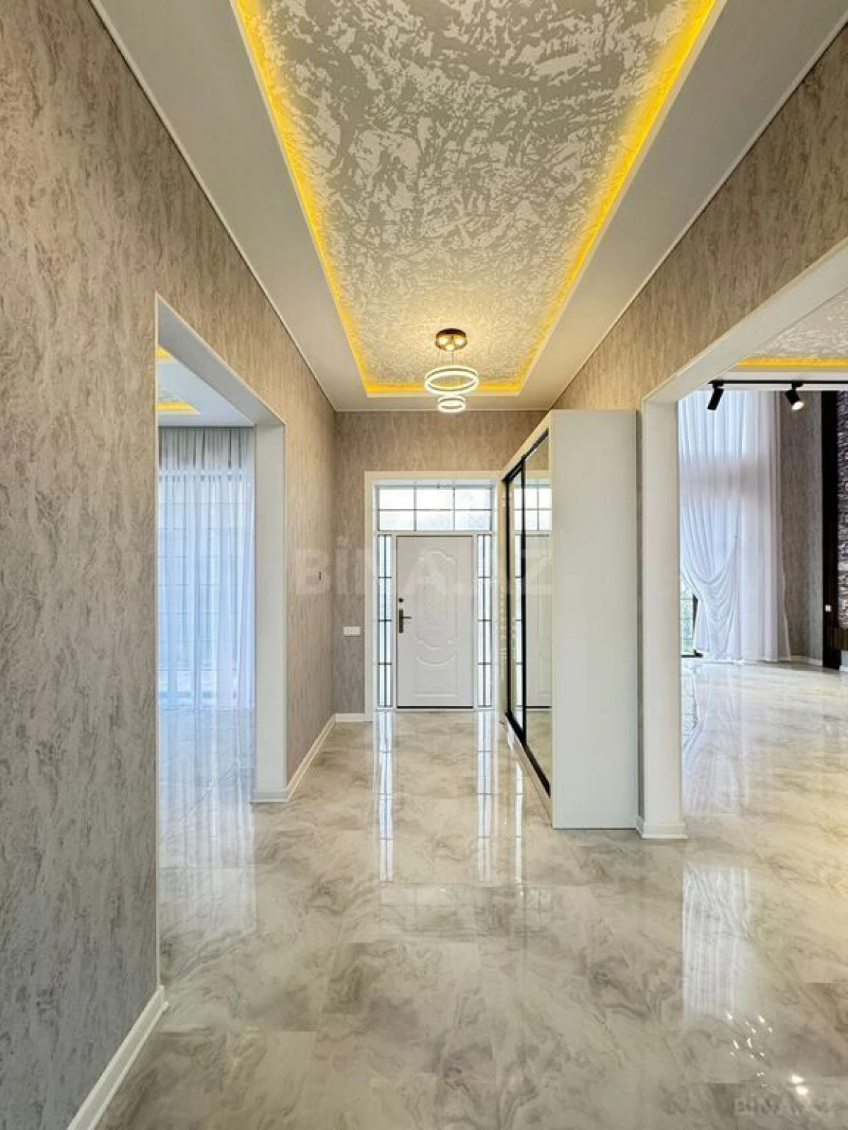 Satılır 5 otaqlı həyət evi 280 m²