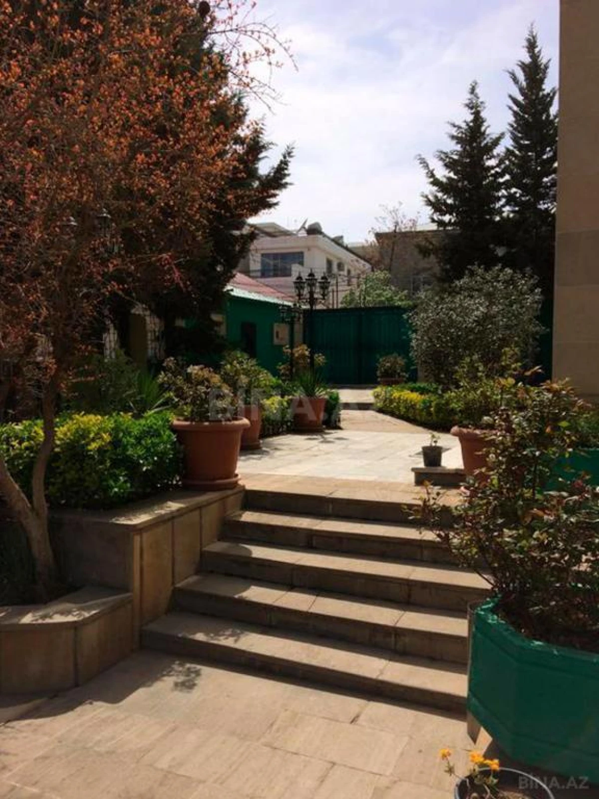 Kirayə verilir 6 otaqlı həyət evi 400 m²