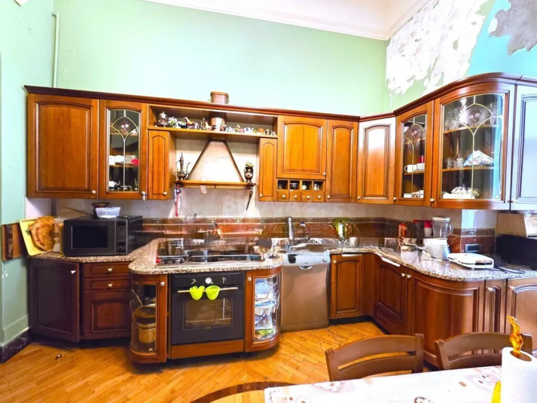 Satılır 5 otaqlı mənzil 225 m²