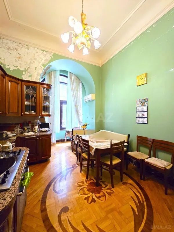 Satılır 5 otaqlı mənzil 225 m²