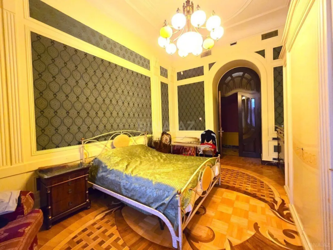 Satılır 5 otaqlı mənzil 225 m²