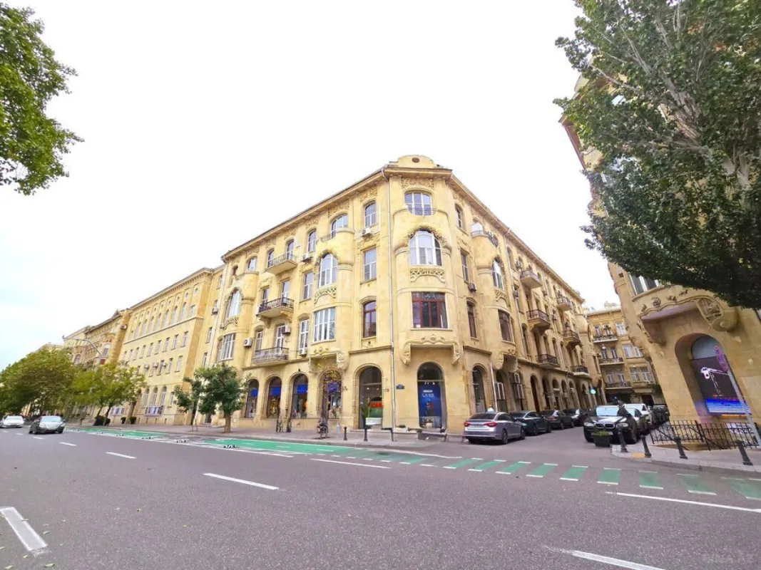 Satılır 5 otaqlı mənzil 225 m²