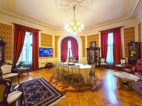 Satılır 5 otaqlı mənzil 225 m²