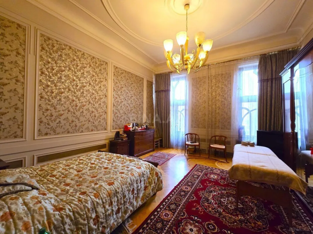 Satılır 5 otaqlı mənzil 225 m²