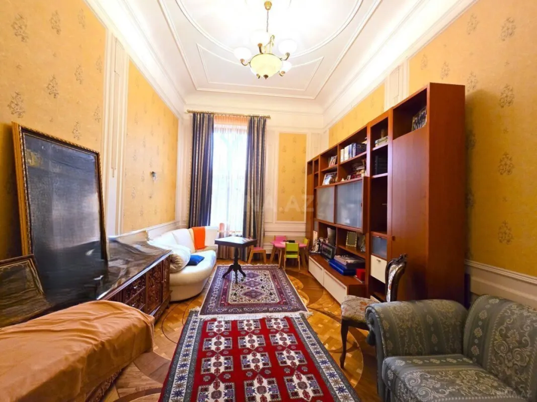 Satılır 5 otaqlı mənzil 225 m²