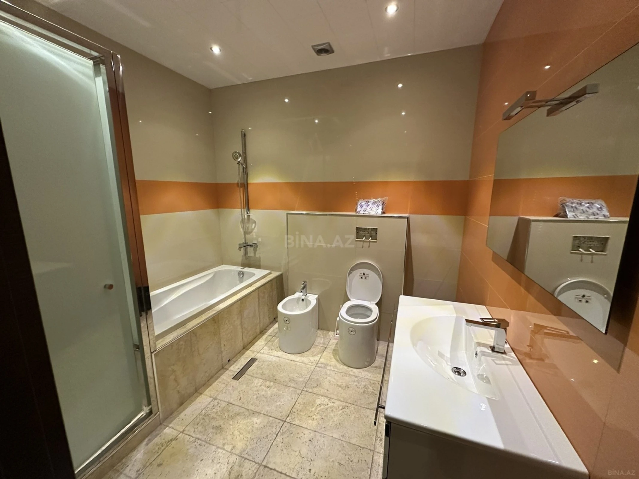 Satılır 6 otaqlı mənzil 265 m²