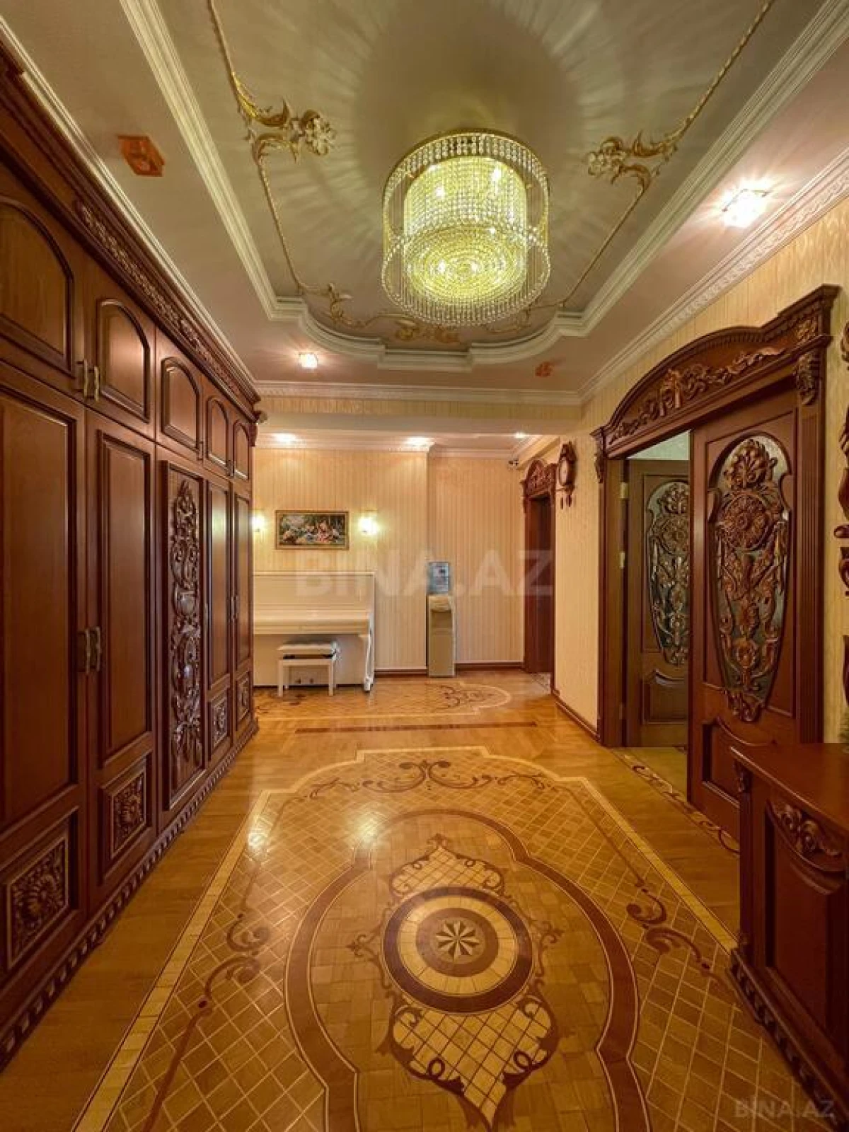 Satılır 3 otaqlı mənzil 196 m²