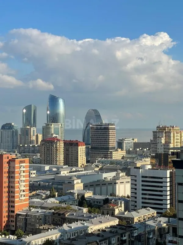 Satılır 3 otaqlı mənzil 196 m²