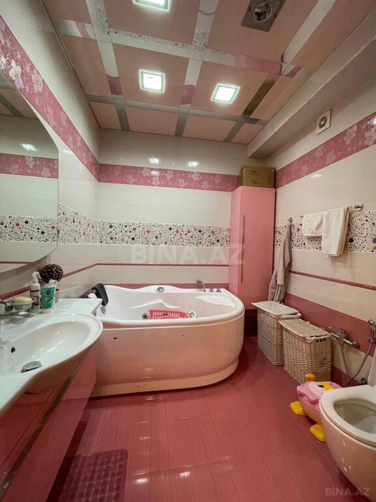 Satılır 3 otaqlı mənzil 196 m²