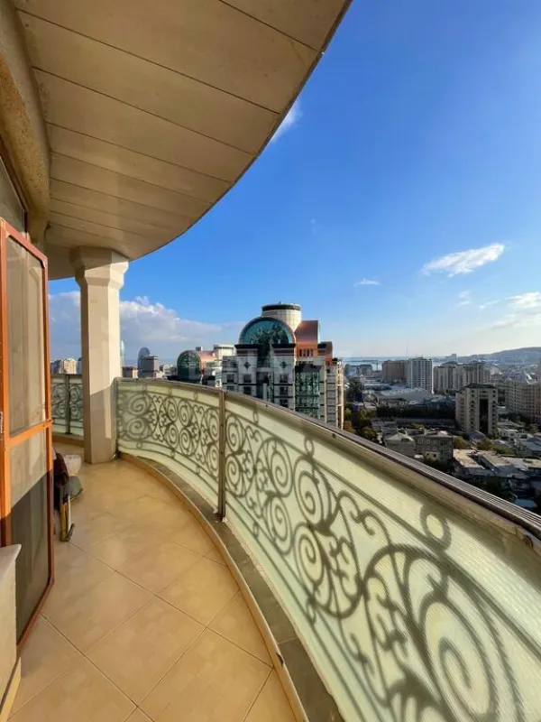 Satılır 3 otaqlı mənzil 196 m²