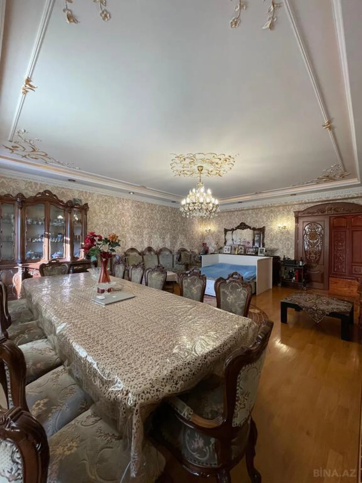 Satılır 3 otaqlı mənzil 196 m²