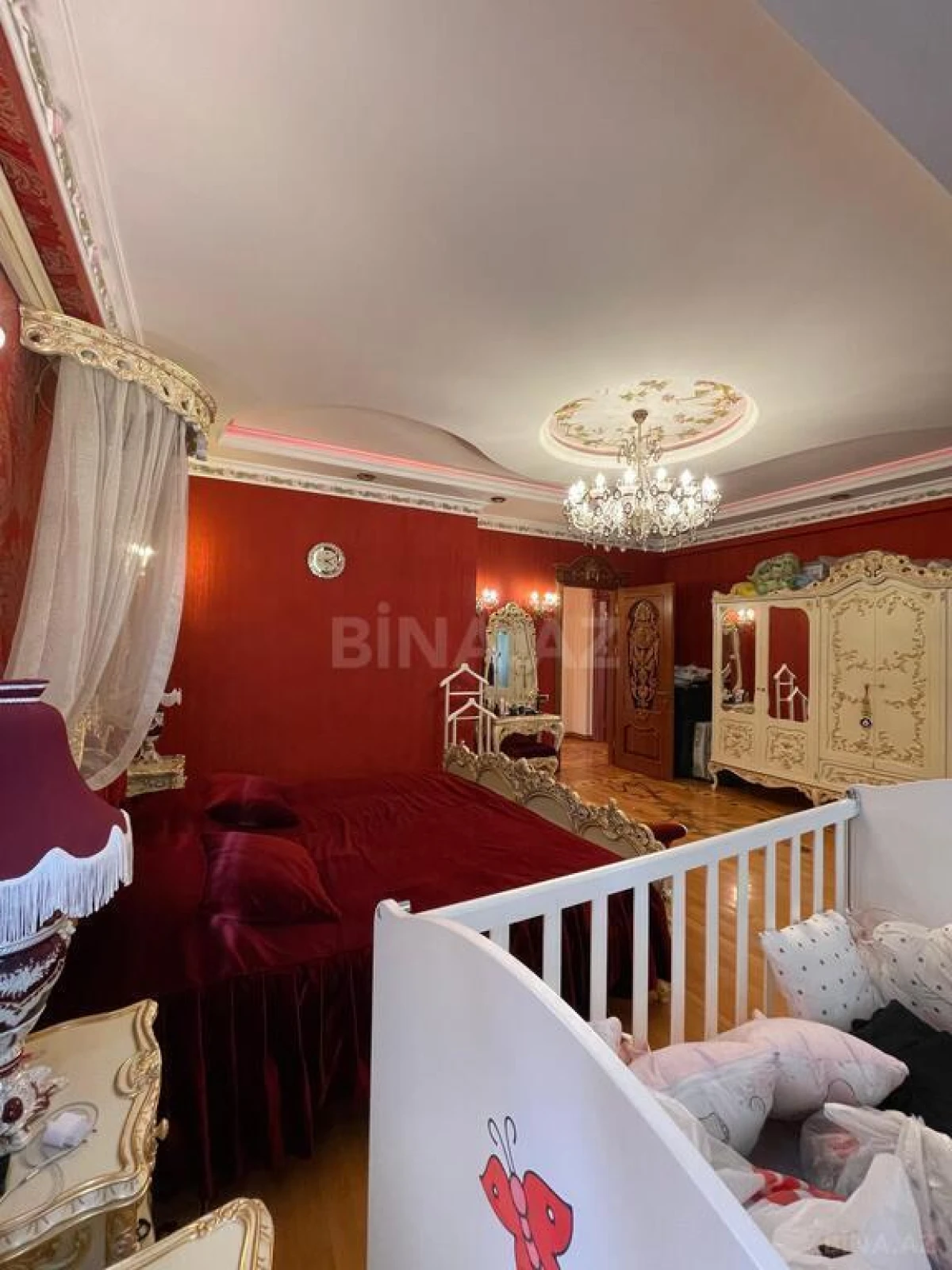 Satılır 3 otaqlı mənzil 196 m²