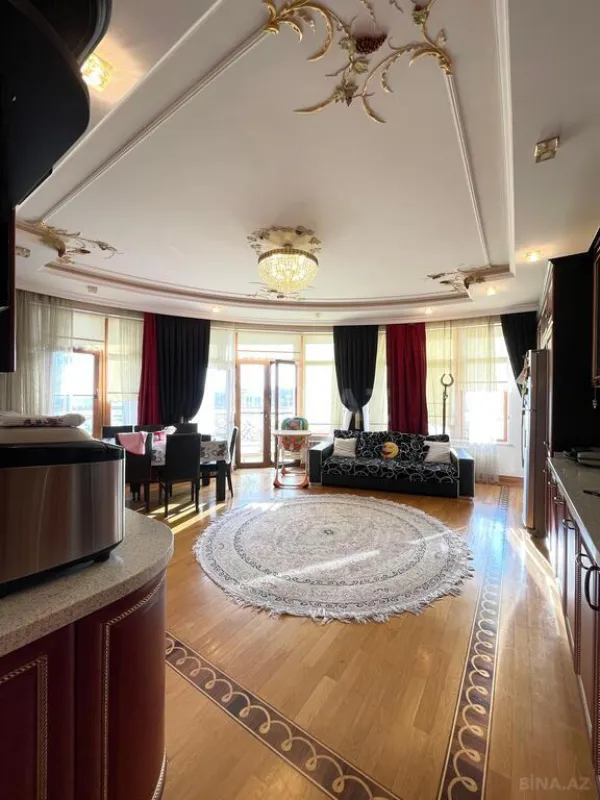 Satılır 3 otaqlı mənzil 196 m²