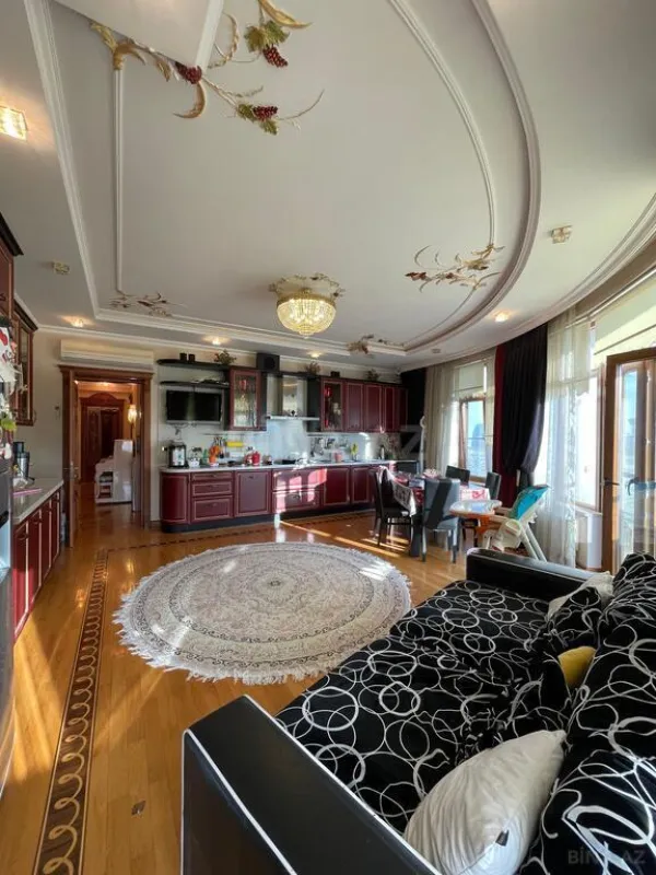 Satılır 3 otaqlı mənzil 196 m²
