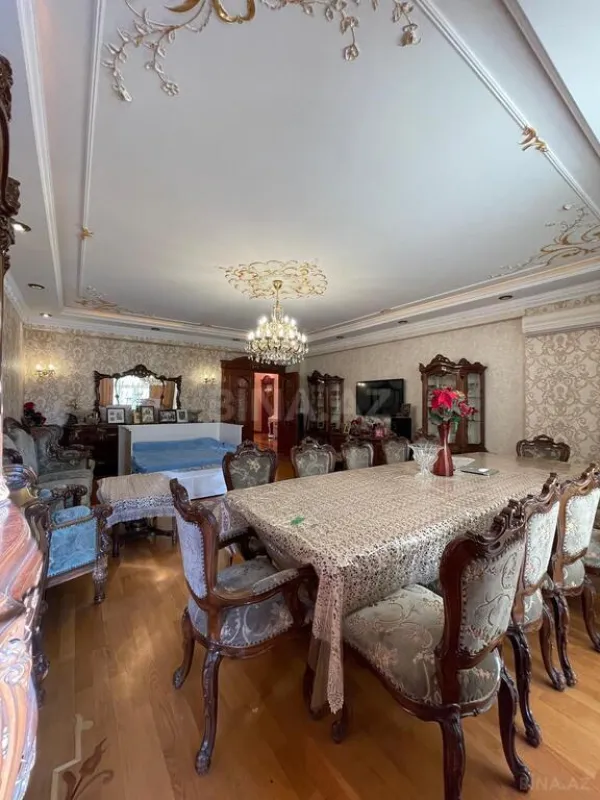 Satılır 3 otaqlı mənzil 196 m²