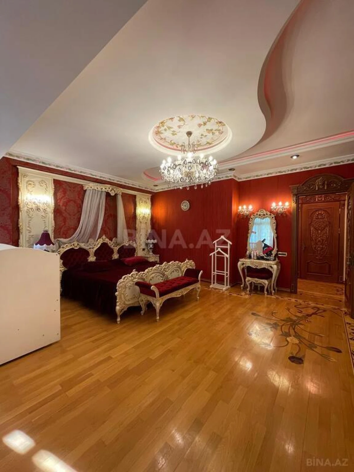 Satılır 3 otaqlı mənzil 196 m²