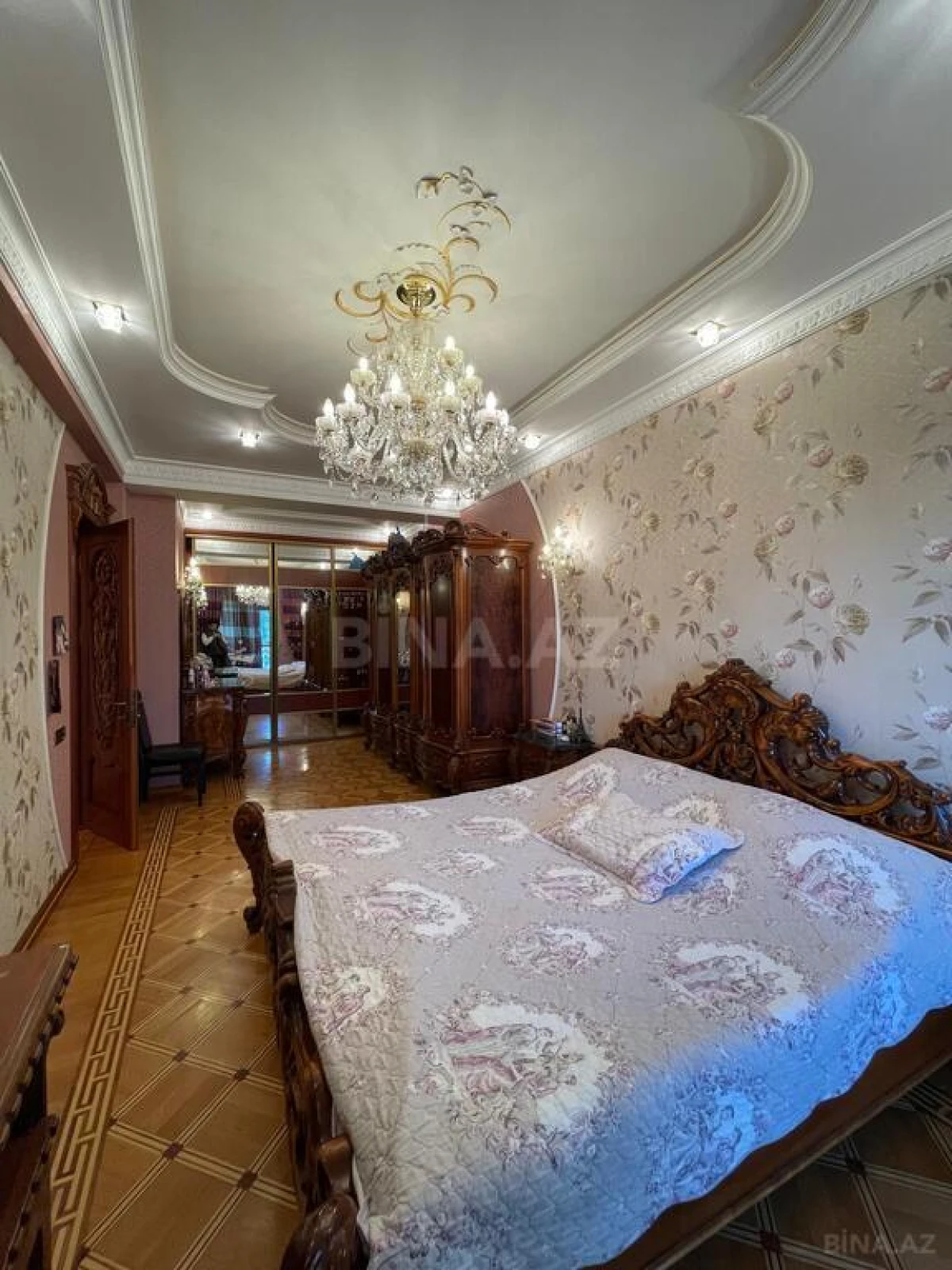 Satılır 3 otaqlı mənzil 196 m²