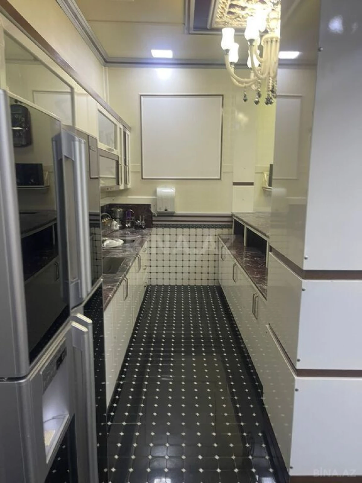 Satılır 20 otaqlı ofis 1400 m²