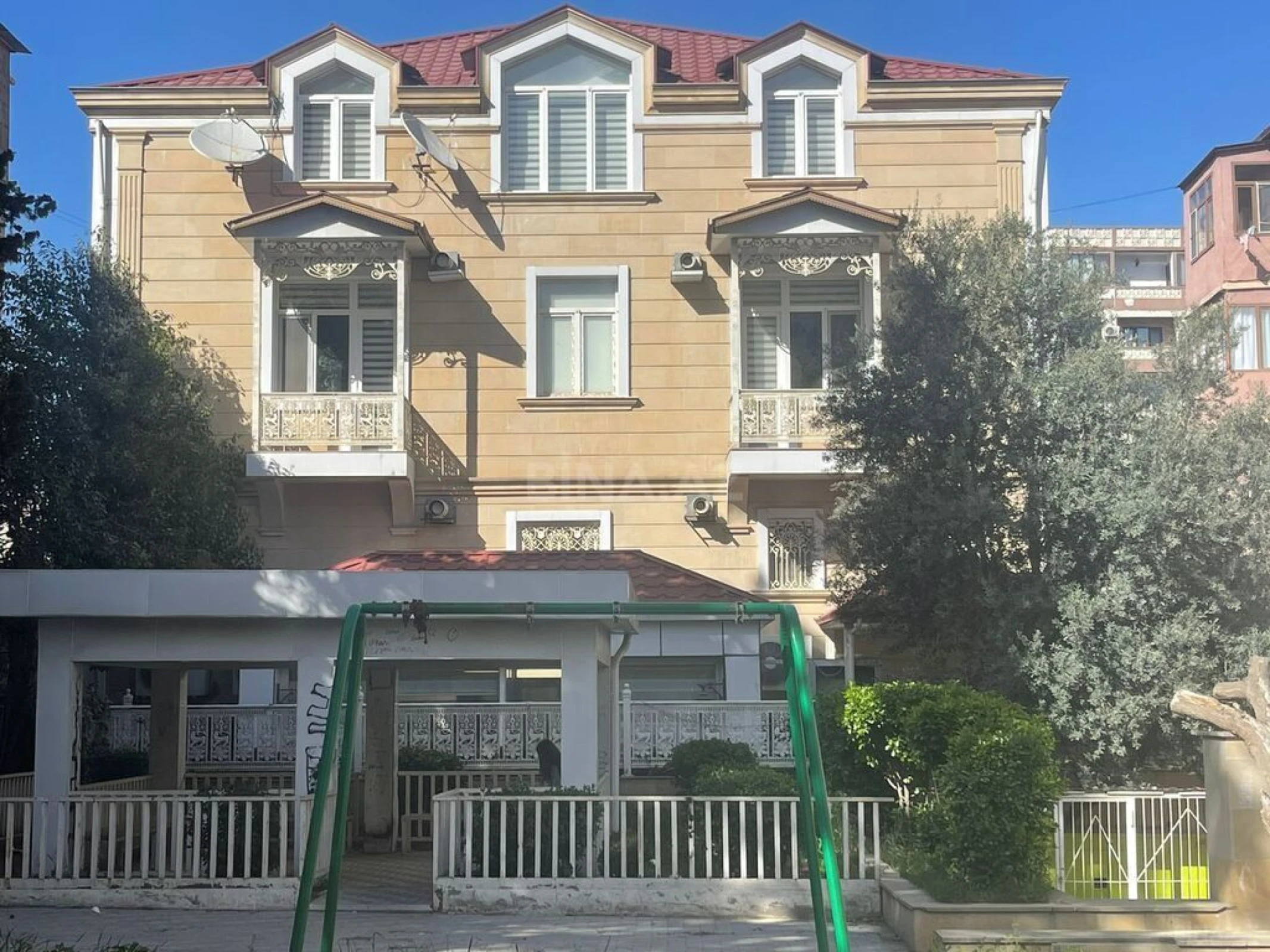 Satılır 20 otaqlı ofis 1400 m²